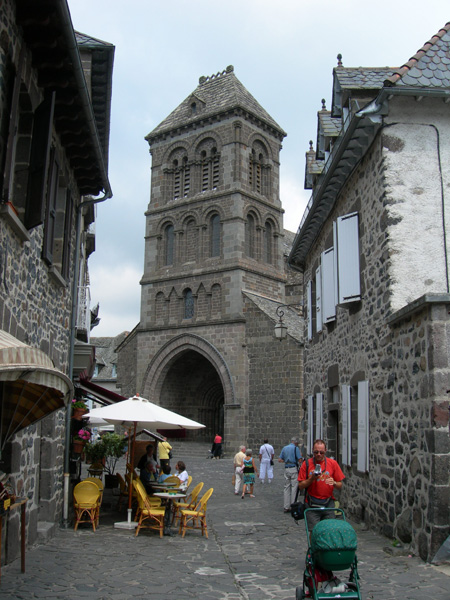 la cite de Salers dans le cantal